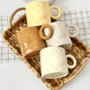 ماگ سرامیکی خرسی طرح برجسته – رنگهای نود و بژ – ایدهآل برای هدیه