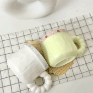 ماگ سرامیکی گلدار تپلی – وارداتی با رنگ سبز و سفید ملایم – هدیهای خاص و دلنشین