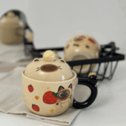 ماگ فانتزی گربه و میوه با در و قاشق – سرامیکی خاص و بامزه