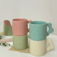 ماگ مینیمال رنگی با دسته طرح گل – لیوان ساده با دسته فانتزی گلدار – ماگ خاص و شیک